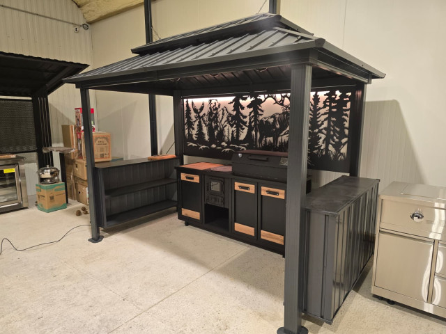 Nojume grilam 4 ar aizmugurejo paneli