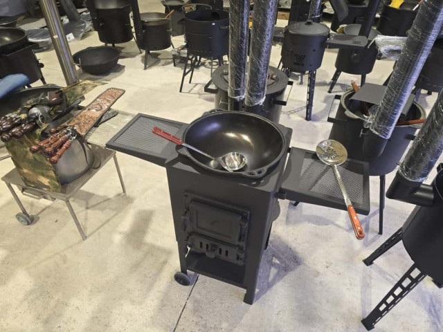 Krāsns ar plauktiem un skursteni, kvadrāta D40